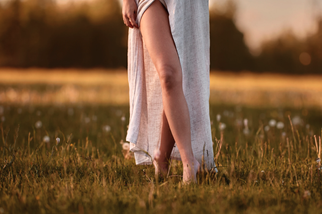 in foto, delle gambe di donna in mezzo alla natura: rappresenta il tema dell'articolo, la linfa.