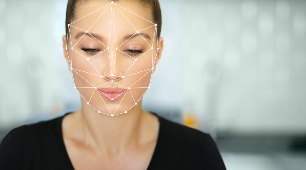 Un volto di una donna su sfondo grigio con dei disegni geometrici sul viso: il futuro secondo la fiera Innovation Beauty Lab