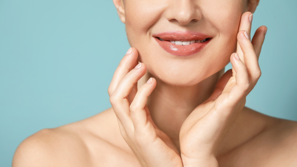 ritratto di un mezzo viso di donna che sorride e che viene toccato dalle mani della donna. L'immagine rappresenta il concetto dei principi attivi da utilizzare e su che tipologia di pelle utilizzarli.
