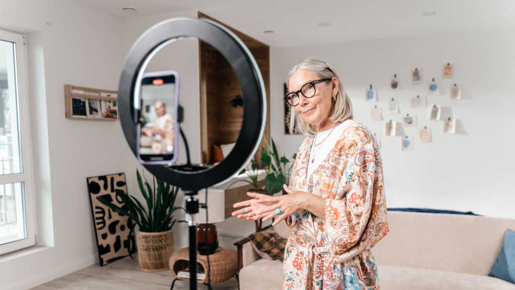 In foto, una donna che si filma per creare dei contenuti per i social. L'immagine racchiude il senso dell'articolo, ovvero parlare dello storytelling e come utilizzarlo nei Centri estetici