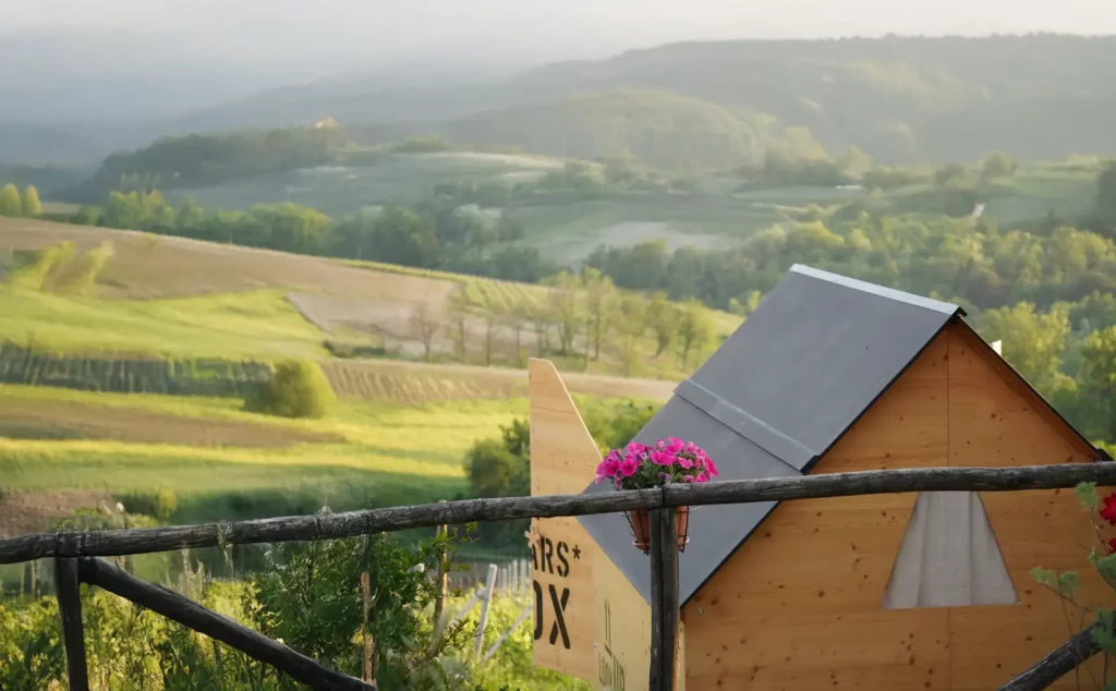 in foto un paesaggio di campagna. un'idea regalo per la festa della mamma 2025.