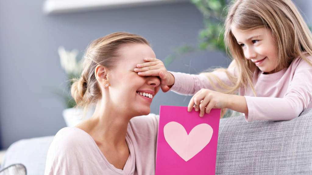 in foto, una figlia che soprprende sua mamma per la festa della mamma