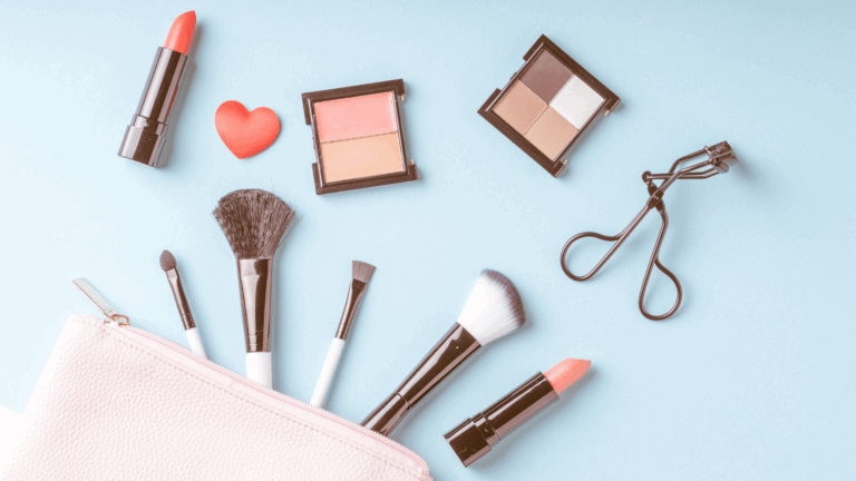 in foto una trousse di trucchi e pennelli per un make-up da ufficio in 15 minuti.