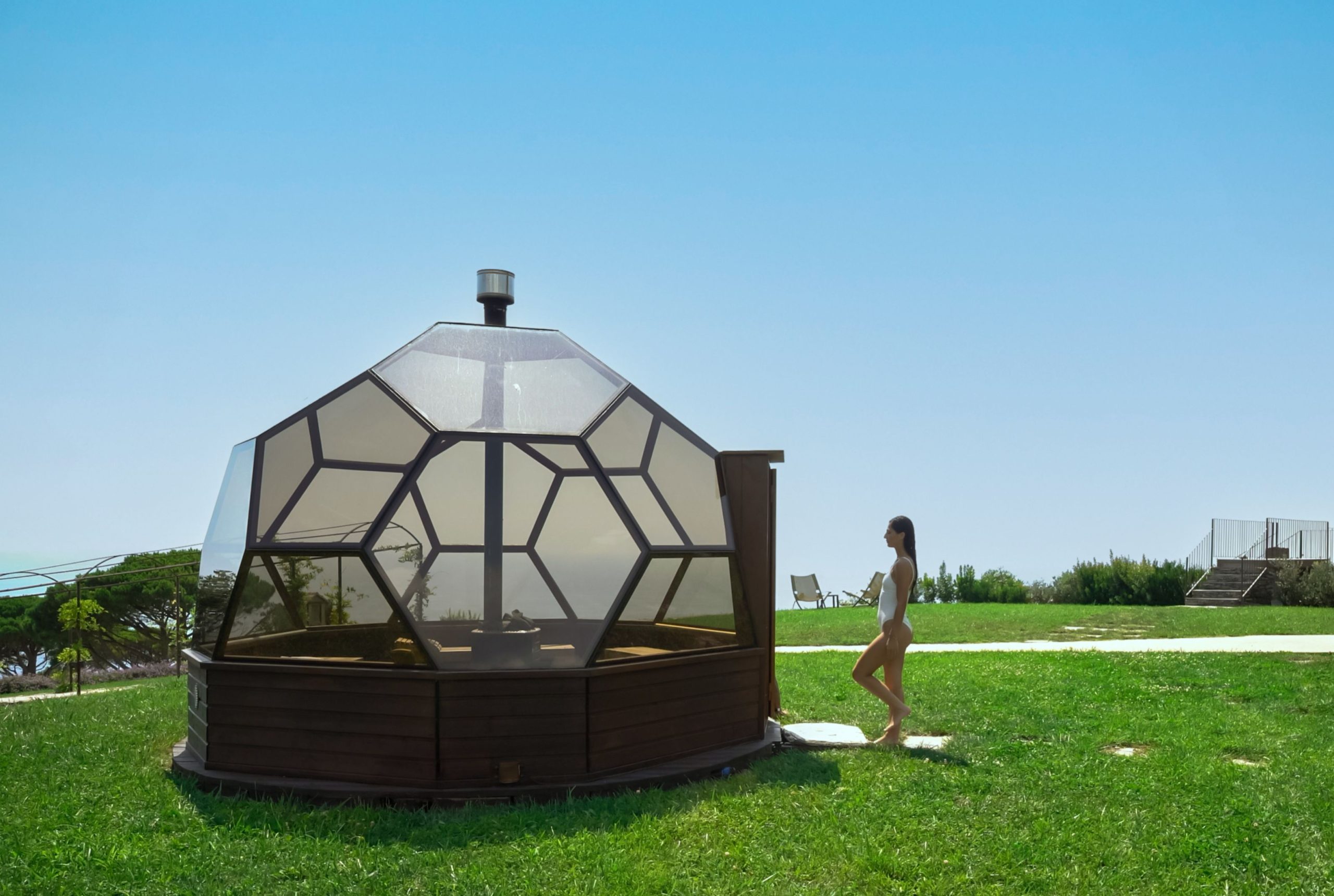 in foto, gli ambienti della nuova open air spa in liguria.