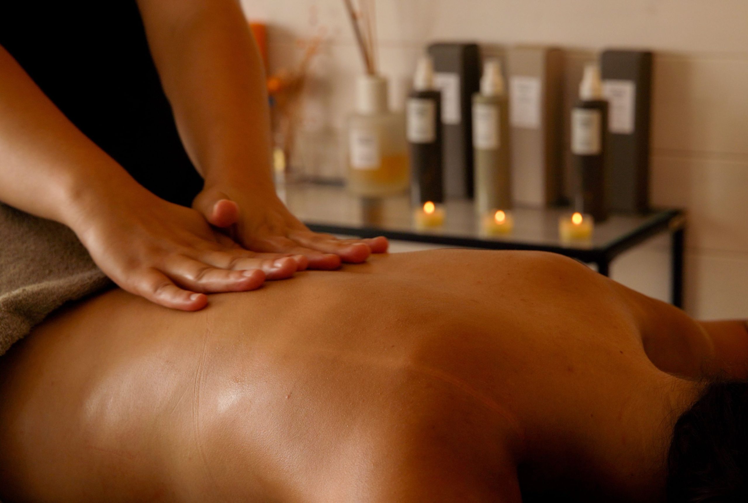 in foto una donna che massaggia un cliente nella nuova open air spa.