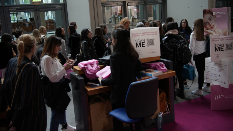 in foto, il pubblico presente all'ingresso della fiera Innovation Beauty lab 2024