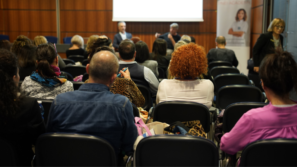 in foto una platea professionisti nelle professioni beauty a innovationbeautylab