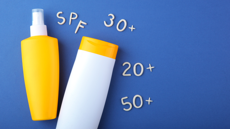 in foto due solari anti-luce blu e delle scritte riguardanti la protezione spf.