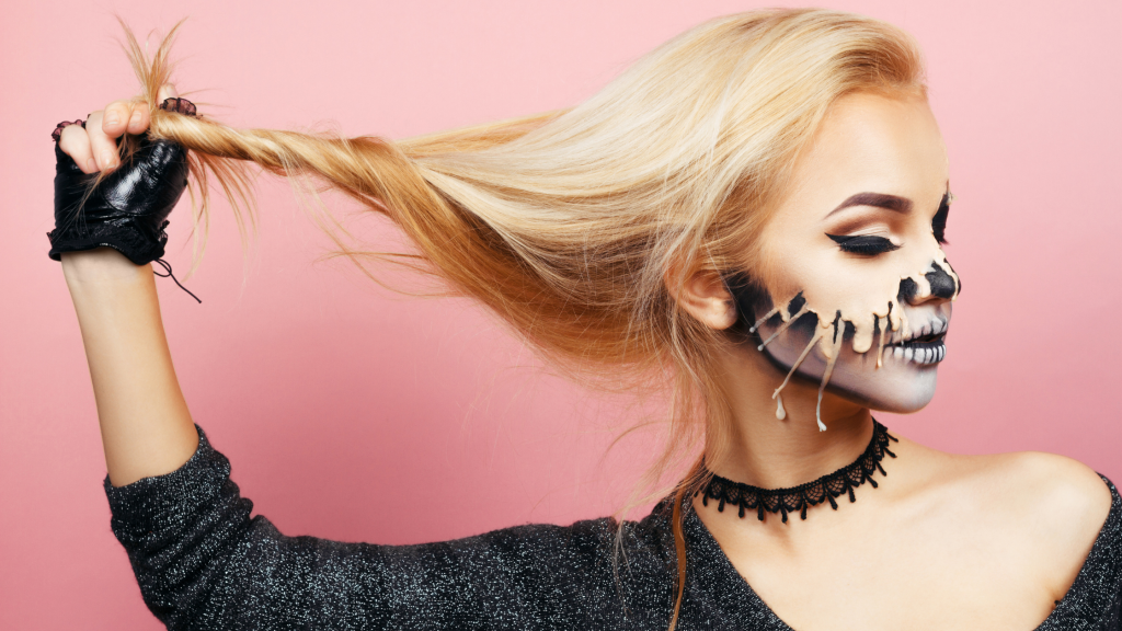 in foto una donna bionda truccata per halloween 2025.