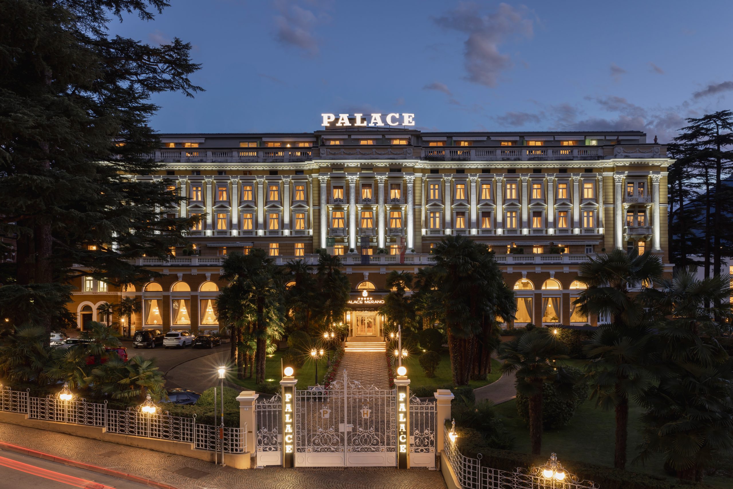 in foto, la vista del palace merano, che offre trattamenti wellness sotto natale