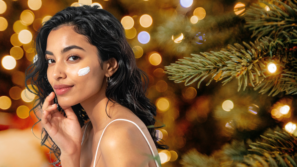 una donna con la crema davanti un albero di natale. rappresenta il wellness sotto natale