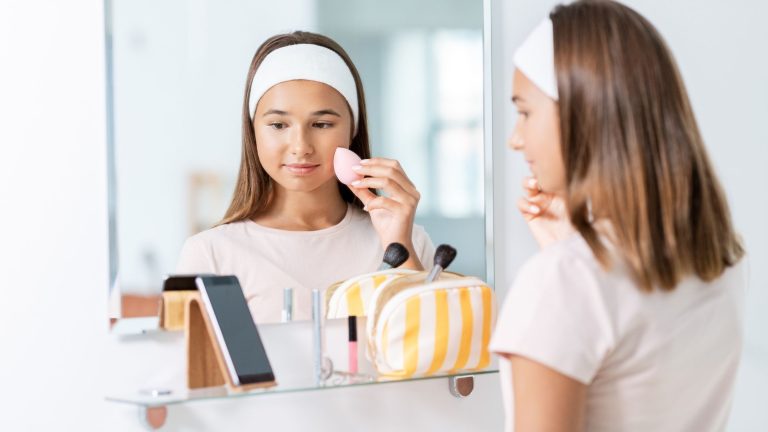 Ragazza pre-adolescente fa skimcare davanti allo specchio a dimostrazione el crescente fenomeno dei sephora kids, Cosmeticorexia e Snapchat Dysmorphia