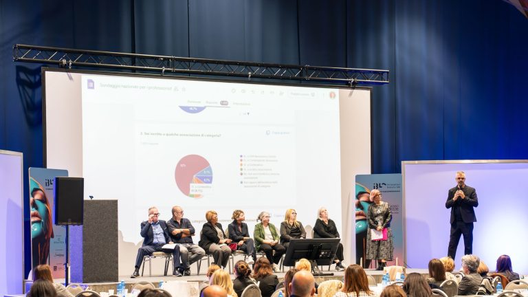 relatori sul palco el cogresso di scienze estetiche e spa patrocinato da Les Nouvelles Esthétiques Italia e pubblico seduto in platea