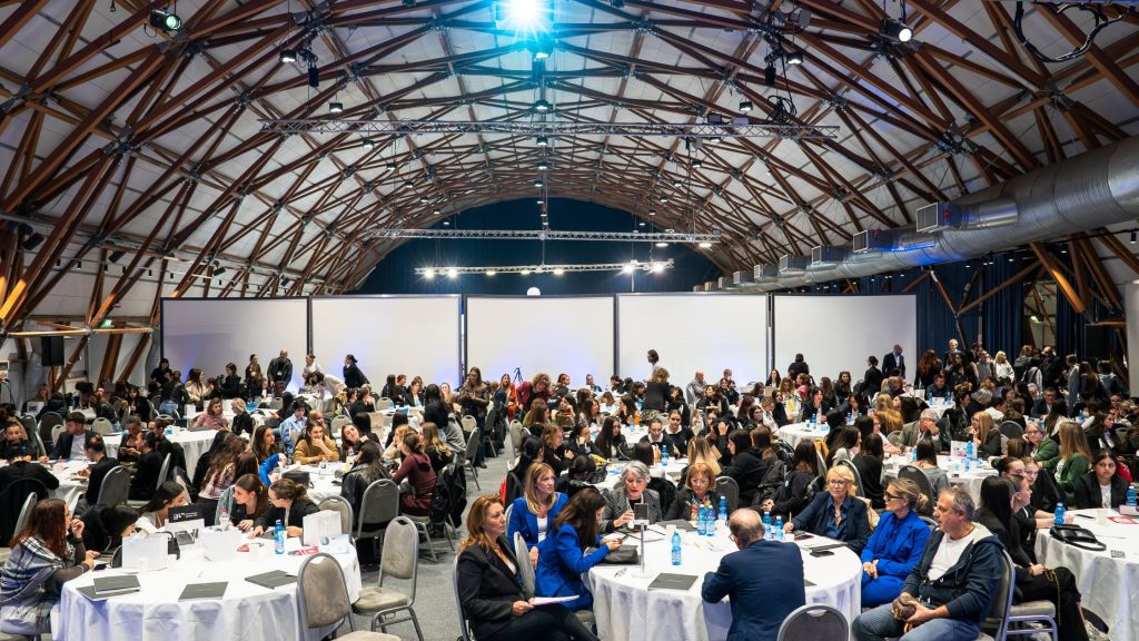 Platea a tavoli el congrsso di scienze estetiche e spa a ibl colma di gente