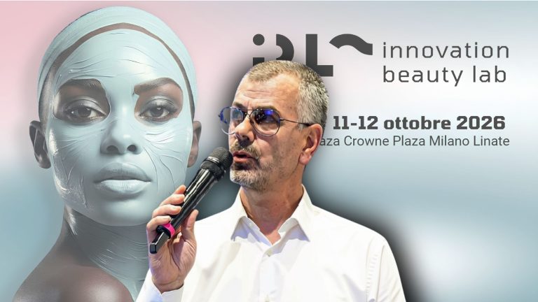 stefano pennati founer esthetimedia group e organizzatore di IBL Innovation Beauty Lab parla al micrfono, dietro di lui un grane banner che fa a visual a IBL 2026