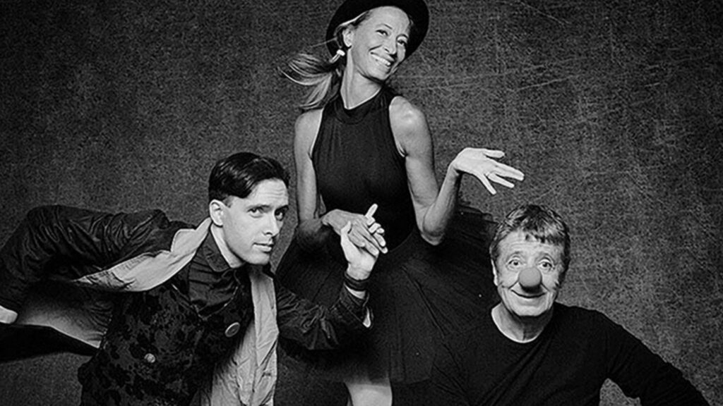 foto di gruppo con scostumi di scena della compagnia scientfico teatrale Teatroscienza