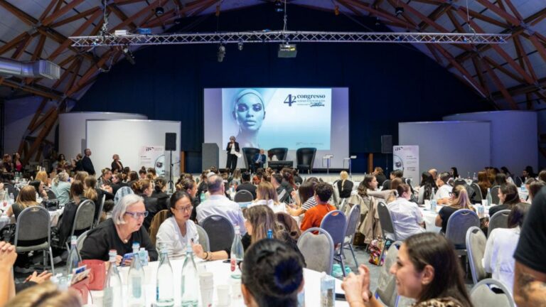 sala del 42° congresso di scienze estetiche e spa ad IBL 2027, gremita di pubblico