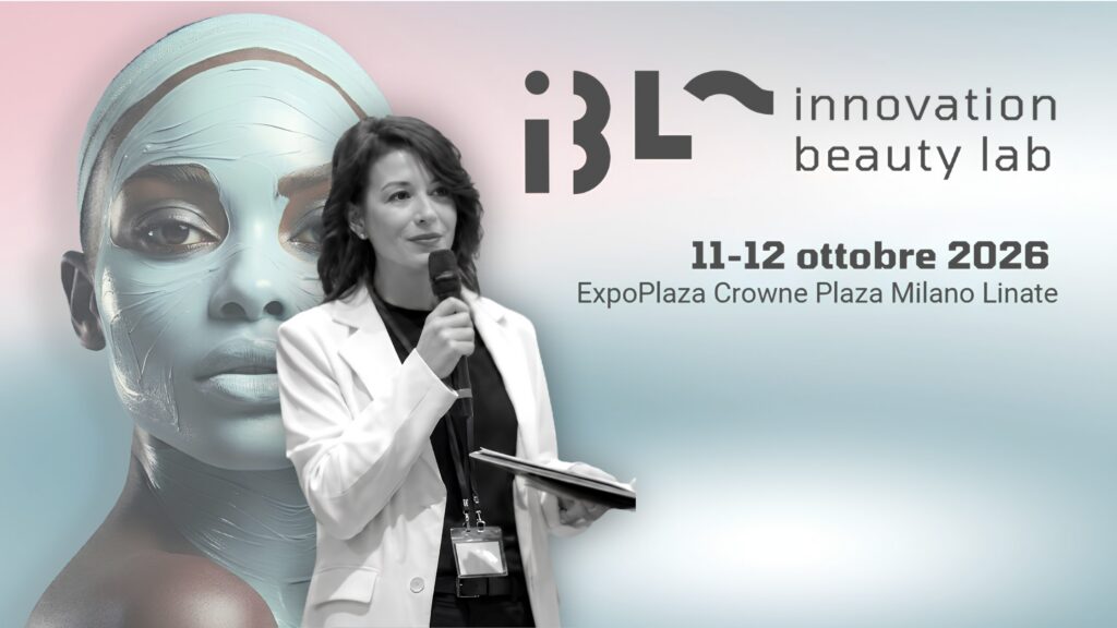 Eliana Caldi, co-founder esthetimedia group ed organizzatrice IBL Innovation Beauty Lab, parla al microfono davanti al visual della manifestazione 2026