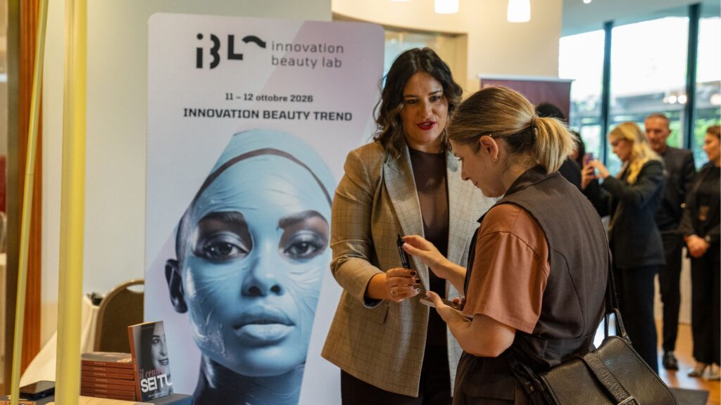 Visitatori osservano gli stand e parlano con gli espositori a IBL Innovation Beauty lab 2026