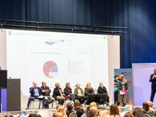 relatori sul palco el cogresso di scienze estetiche e spa patrocinato da Les Nouvelles Esth&eacute;tiques Italia e pubblico seduto in platea
