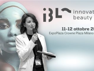 Eliana Caldi, co-founder esthetimedia group ed organizzatrice IBL Innovation Beauty Lab, parla al microfono davanti al visual della manifestazione 2026