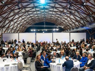 Platea a tavoli el congrsso di scienze estetiche e spa a ibl colma di gente