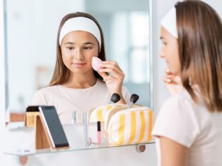 Ragazza pre-adolescente fa skimcare davanti allo specchio a dimostrazione el crescente fenomeno dei sephora kids, Cosmeticorexia e Snapchat Dysmorphia