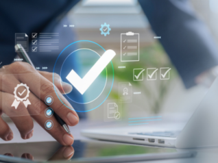 Un professionista in abito elegante scrive su un tablet con una penna digitale, mentre sullo sfondo si intravedono elementi grafici digitali come un grande segno di spunta, checklist e icone di certificazione. L'immagine richiama il concetto di valutazione, certificazione e analisi delle competenze, in linea con il metodo TTI Success Insights.
