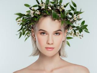 in foto una donna con una corona di fiori. rappresenta il beauty 2025, le 7 tendenze che domineranno il mercato