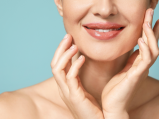 ritratto di un mezzo viso di donna che sorride e che viene toccato dalle mani della donna. L'immagine rappresenta il concetto dei principi attivi da utilizzare e su che tipologia di pelle utilizzarli.