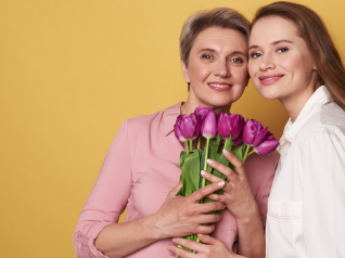 in foto mamma e figlia con un mazzo di fiori. rappresenta il tema dell'articolo, idee per la festa della mamma.