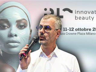 stefano pennati founer esthetimedia group e organizzatore di IBL Innovation Beauty Lab parla al micrfono, dietro di lui un grane banner che fa a visual a IBL 2026