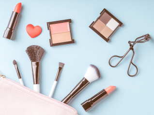 in foto una trousse di trucchi e pennelli per un make-up da ufficio in 15 minuti.