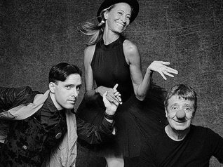 foto di gruppo con scostumi di scena della compagnia scientfico teatrale Teatroscienza
