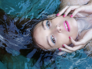in foto una donna truccata immersa nell'acqua, rappresenta il tema dell'articolo, il trucco waterproof.