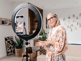 In foto, una donna che si filma per creare dei contenuti per i social. L'immagine racchiude il senso dell'articolo, ovvero parlare dello storytelling e come utilizzarlo nei Centri estetici